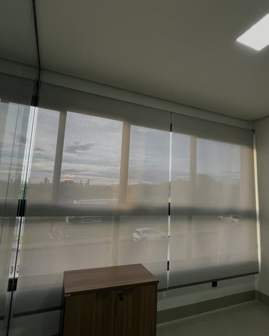 Persiana rolô tela solar em sala comercial