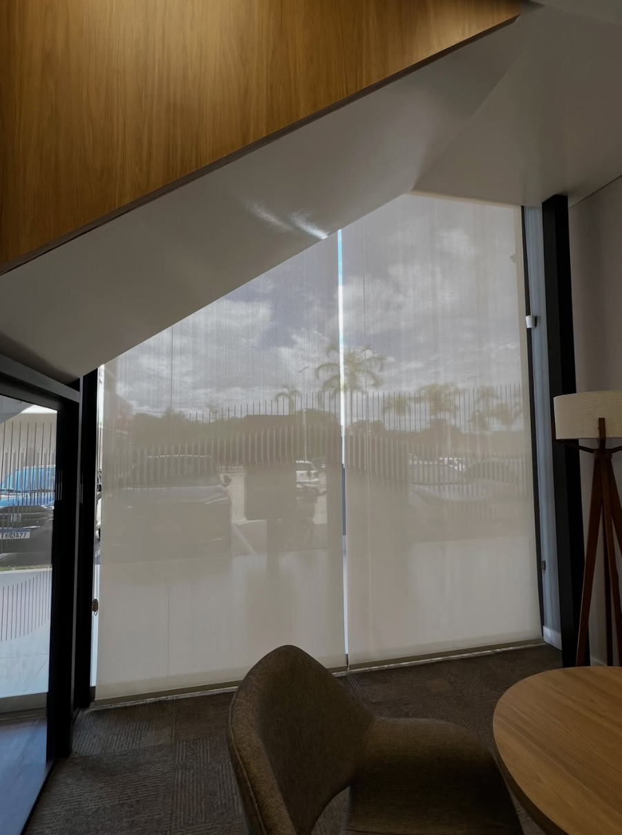 Persiana rolô tela solar em escritório corporativo com vista para a cidade