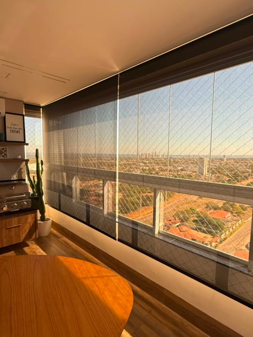 Persiana rolô tela solar em área gourmet com vista panorâmica da cidade