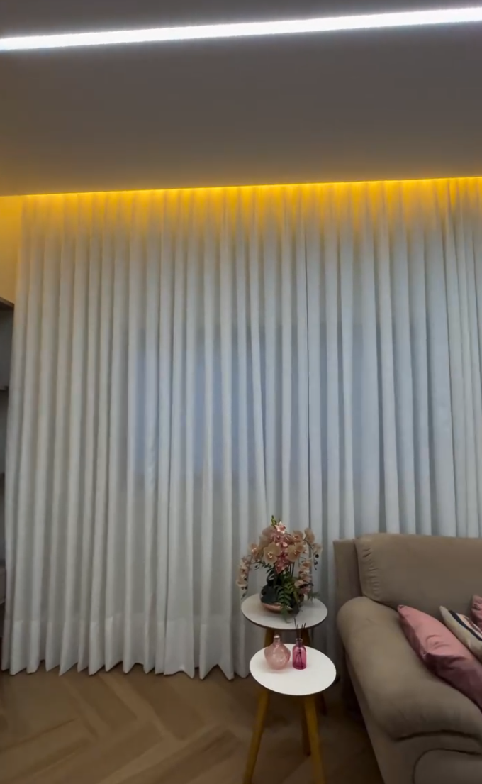 Cortina blackout com iluminação indireta em sala de estar aconchegante
