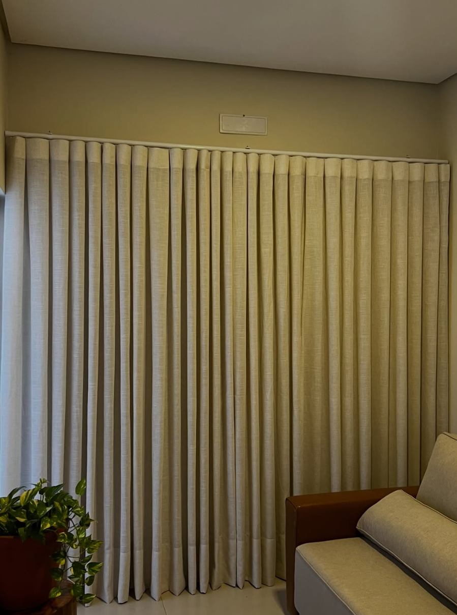 Cortina em linho plissada em sala de estar residencial