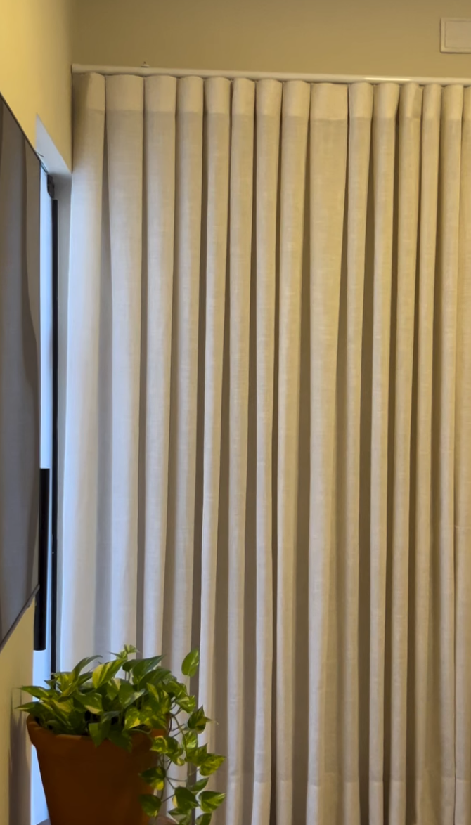 Cortina em voil branco em sala de estar